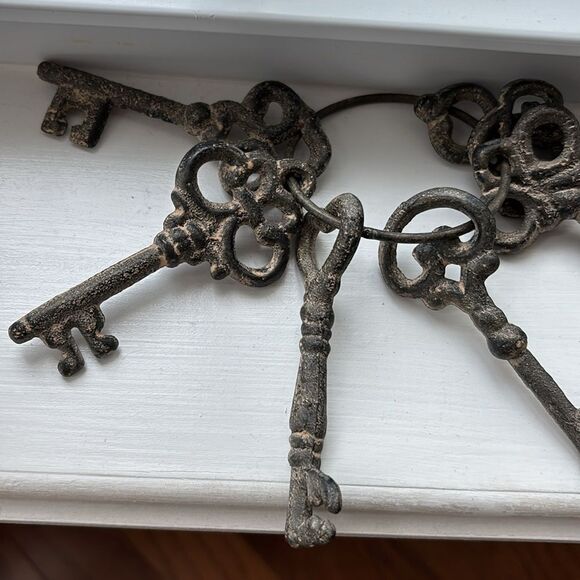 Cast Iron Seven-Piece keys heavy & large skeleton keys (all different) - Picture 3 of 6